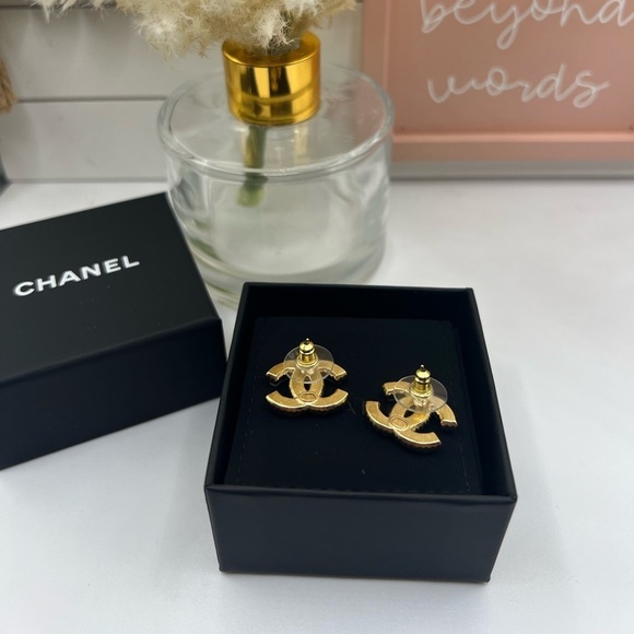 CHANEL White Enamel CC Stud Earrings - Picture 4 of 6
